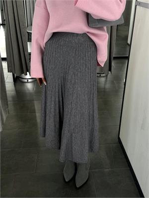 {{photo.Alt || photo.Description || 'Юбка миди из трикотажа сложной вязки 908'}}