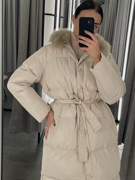 {{photo.Alt || photo.Description || 'Куртка удлинённая на холлофайбере с акцентным воротом, с поясом в комплекте 906'}}