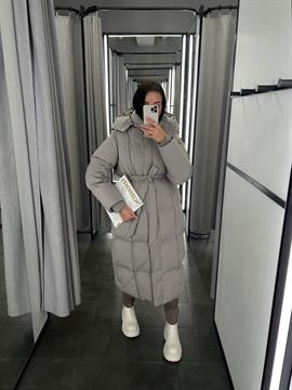 {{photo.Alt || photo.Description || 'Куртка удлиненная на холлофайбере, с поясом в комплекте 9918'}}